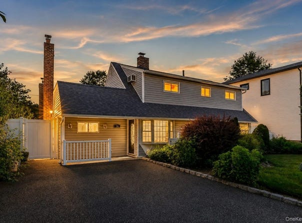 34 Hedge Lane, Westbury, NY 11590