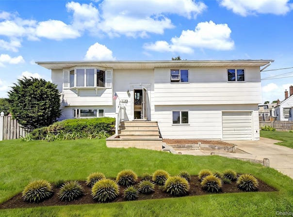 14 Laurel Place, Bethpage, NY 11714