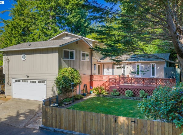 910 N 8TH St, CoosBay, OR 97420