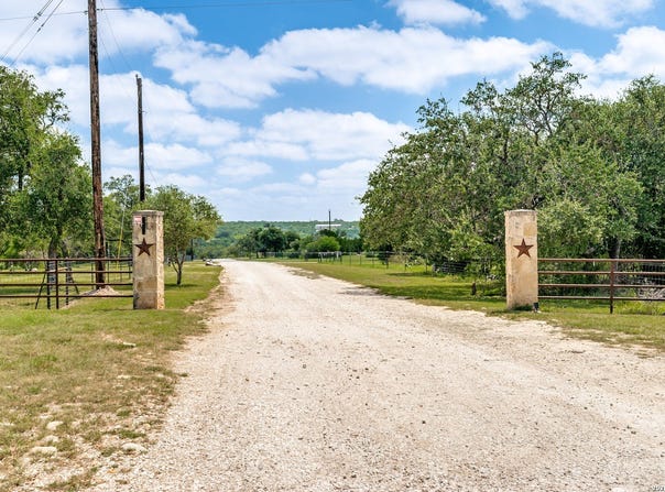 N Chisolm Trail, Utopia, TX 78884