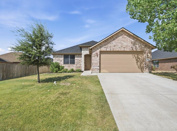28 S Highland Drive, Sanger, TX 76266
