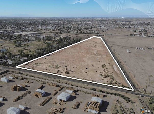 102 Danenberg Dr, El Centro, CA 92243