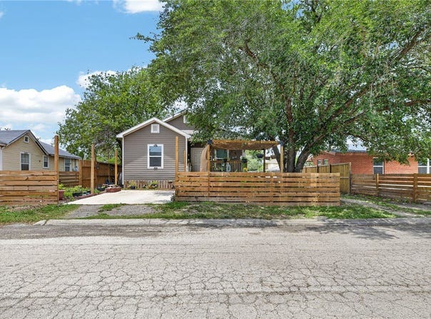 519 E Avenue F, Robstown, TX 78380