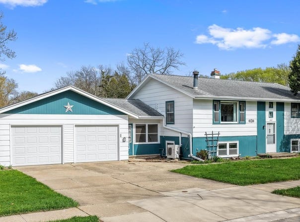 1041 S 6TH Street, DE PERE, WI 54115-1110