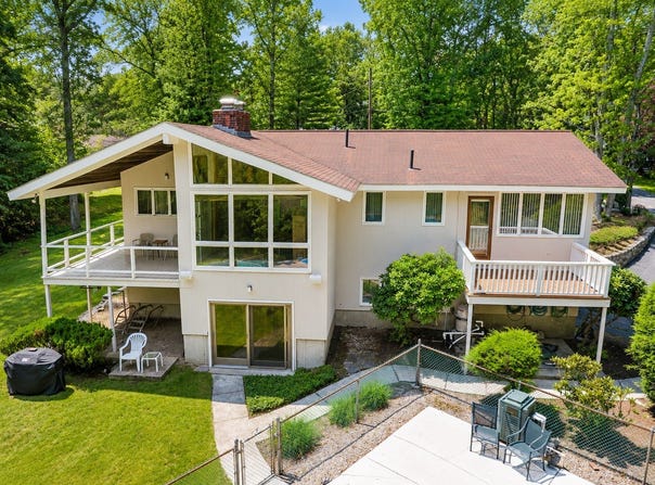 9 W Ridge Dr, Sharon, MA 02067