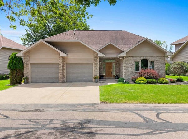 935 BRIGHTON Drive, MENASHA, WI 54952-1926