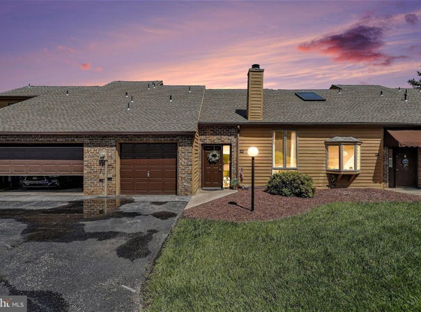 98 WESTVIEW Manor, YORK, PA 17408