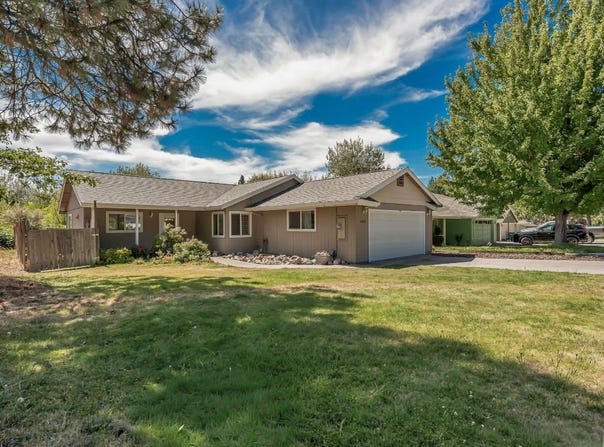 209 E Hinckley St., Mount Shasta, CA 96067