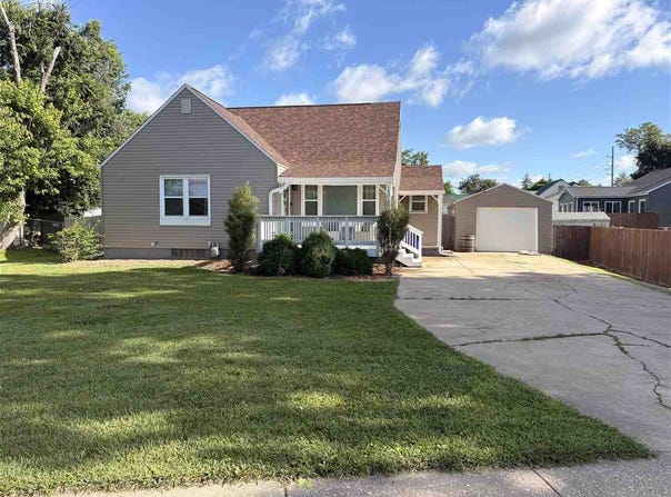 1818 NW B Ave, CedarRapids, IA 52405
