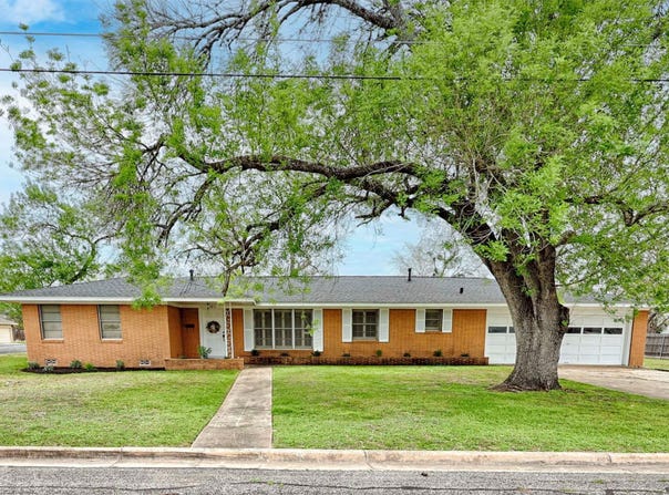 302 Baumgarten St, Schulenburg, TX 78956