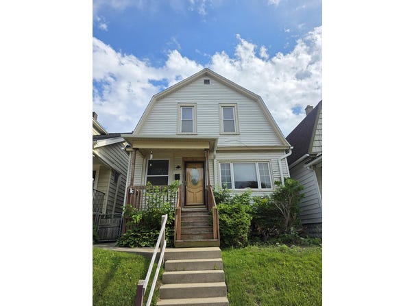 331 E Deer Pl, Milwaukee, WI 53207