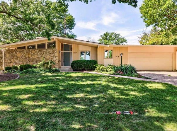 2637 SE Burton ST, Topeka, KS 66605