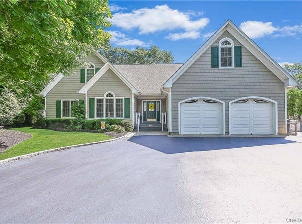 828 Pondview Road, Riverhead, NY 11901
