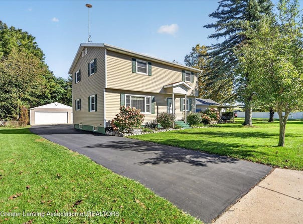909 E Shaw Street, Charlotte, MI 48813