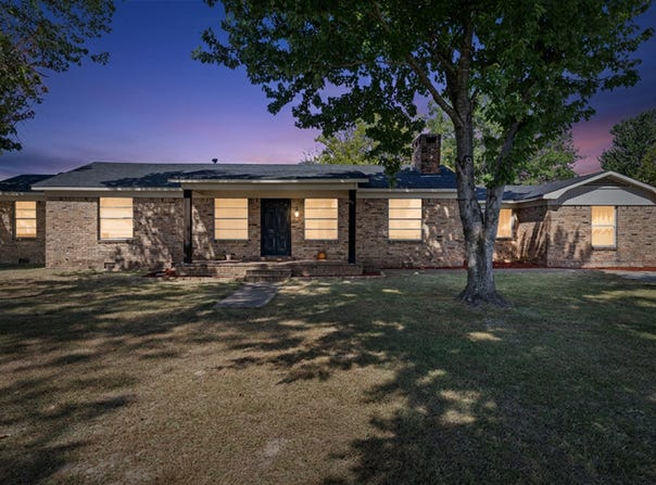 1306 S Evenside St, Henderson, TX 75652