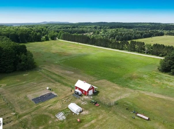 7946 Valley Road, Honor, MI 49640