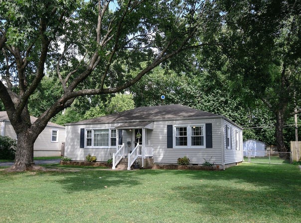 2370 S Luster Avenue, Springfield, MO 65804