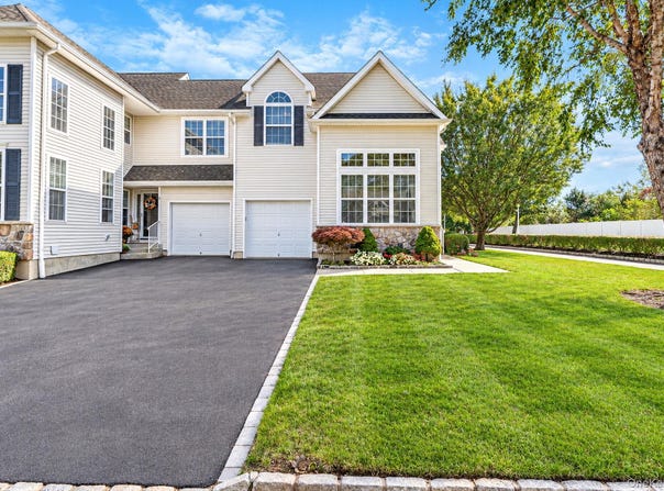 1 Grand Canyon Court, Bohemia, NY 11716