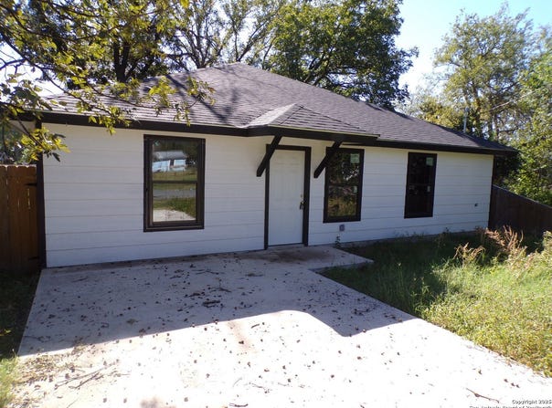 705 W Cargile, Uvalde, TX 78801
