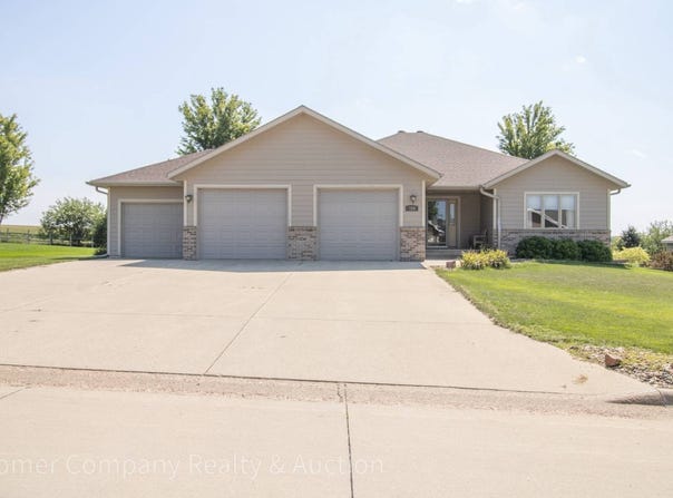 724 Riverview Dr, Rock Valley, IA 51247