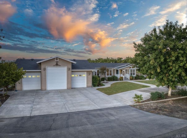 8646 Cairo, Laton, CA 93242