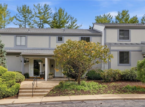1559 Pinehurst Dr, Upper St Clair, PA 15241