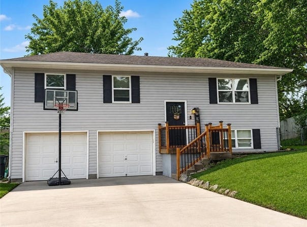 1209 NW Golfview Drive, Grain Valley, MO 64029