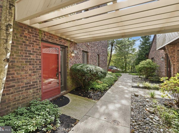 404 MOUNTAINVIEW Drive, CHESTERBROOK, PA 19087
