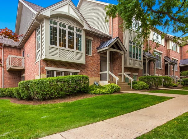 60 E Hattendorf Avenue, Roselle, IL 60172