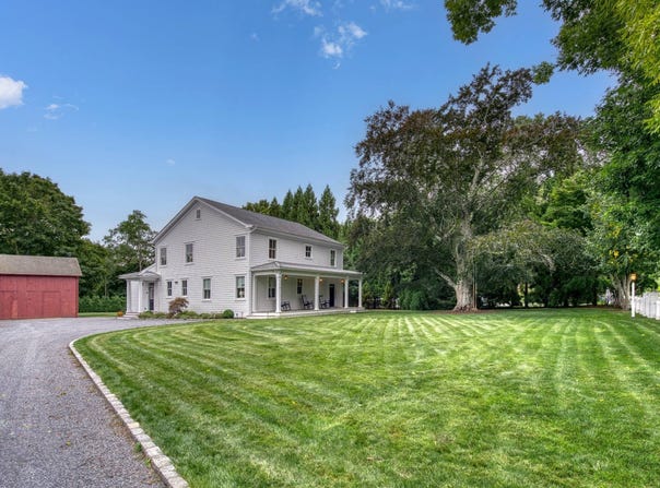 129 S Country Rd, Remsenburg, NY 11713