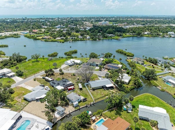 302 DONA Drive, NOKOMIS, FL 34275