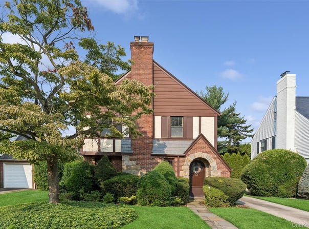 23 Wisteria Avenue, Mineola, NY 11501