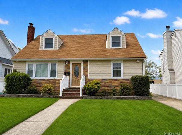 14 Evans Avenue, Albertson, NY 11507