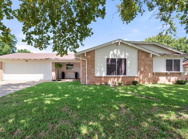 806 Ridgeway Road, Joshua, TX 76058
