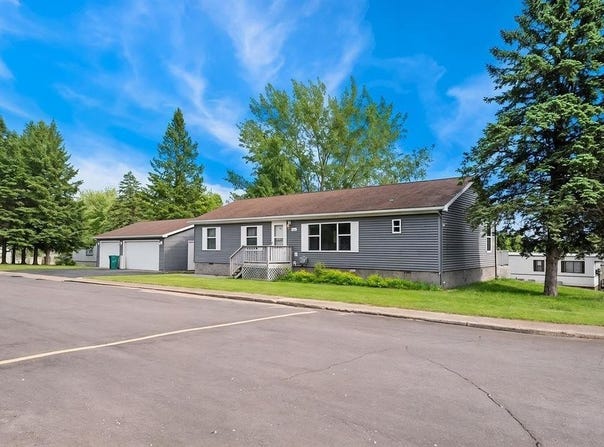 2 Barker Dr, Duluth, MN 55808