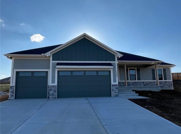 1917 Ridge Tree Drive, Pleasant Hill, MO 64080