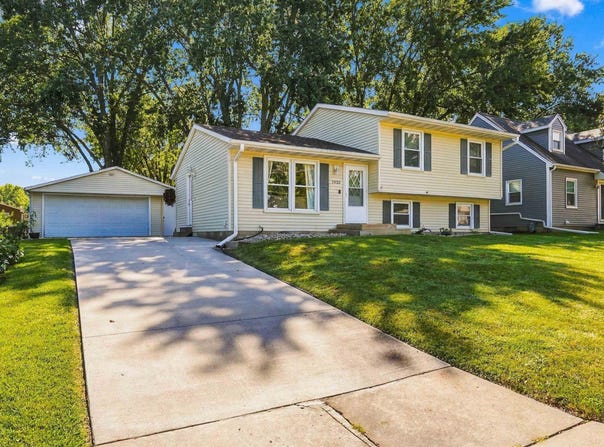 1933 Castle Street, Waterloo, IA 50701