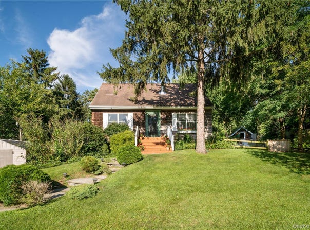 19 Washington Avenue E, Hampton Bays, NY 11946