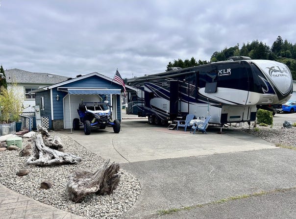 3 POND Ln, Lakeside, OR 97449