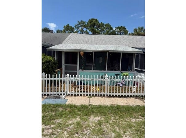 24 Pine St, Carrabelle, FL 32322