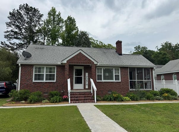 422 E Savannah St, Calhoun Falls, SC 29628