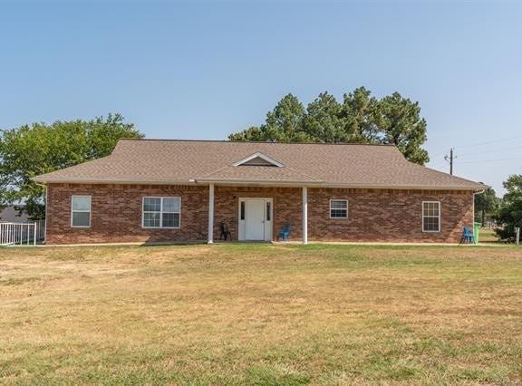 4 W Hillcrest Way, Okemah, OK 74859