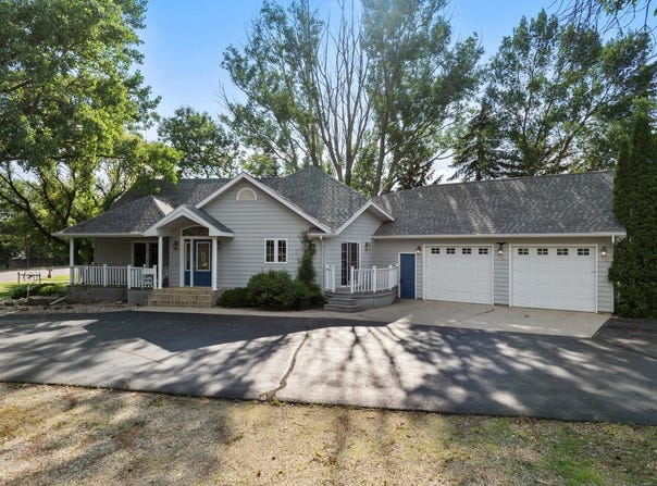1204 16th Ave, Minot, ND 58701