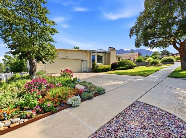 2327 E CAVALIER Dr S, Cottonwood Heights, UT 84121