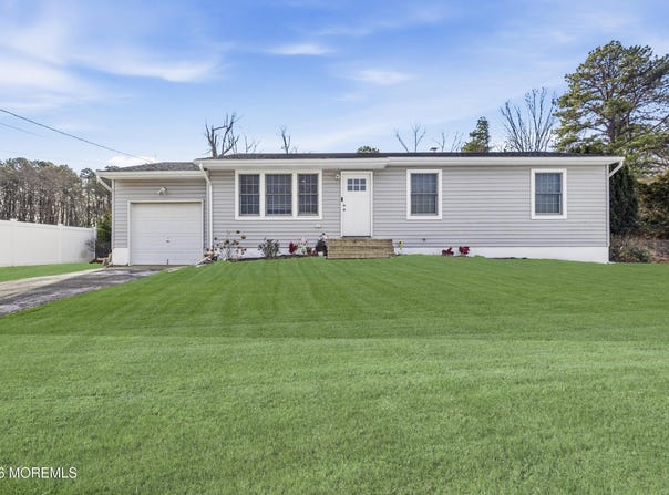 17 Bass Place, Howell, NJ 07731