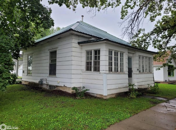 202 E Jackson Street, Sigourney, IA 52591