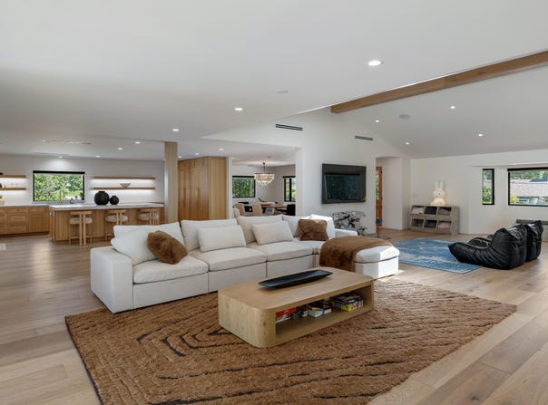 2137 Lyans Drive, La Canada Flintridge, CA 91011