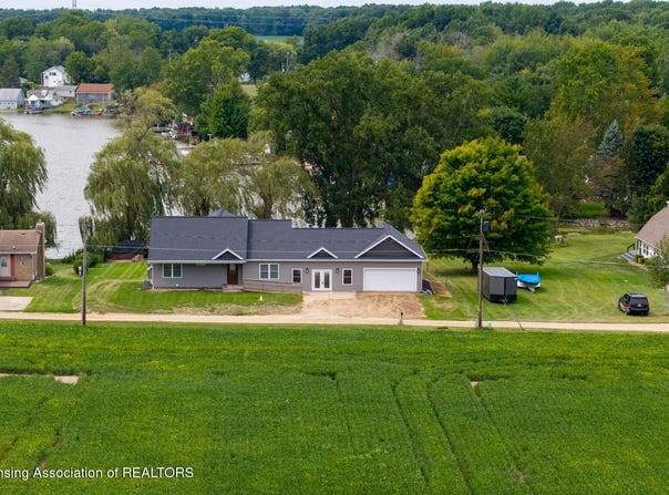 8616 Lake Drive, Springport, MI 49284