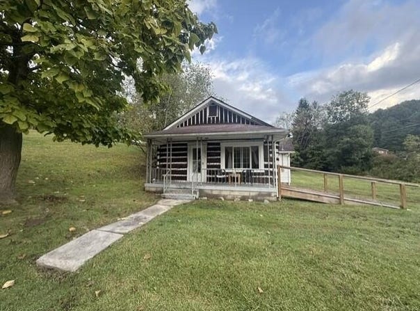 556 Glenview Rd, CRAB ORCHARD, WV 25827
