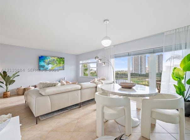 400 Diplomat Pkwy, Hallandale Beach, FL 33009